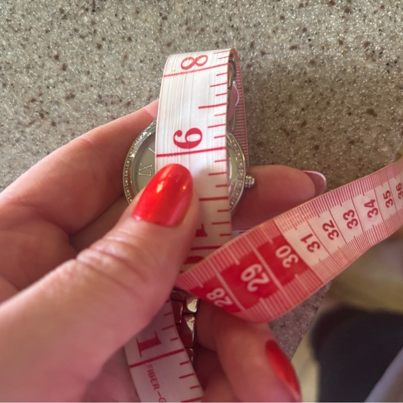 CITIZEN ECODRIVE SILVER TONE BRACET WATCH W/ TINY DIAMOND CHIP ACCENTS. - Picture 13 of 16